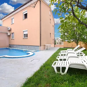 Apartmán Edin 1359, Peroj